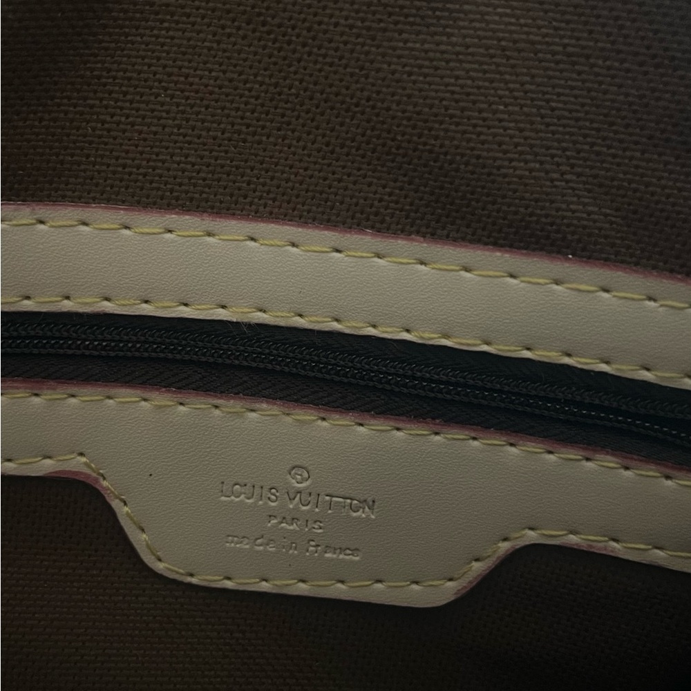 Louis Vuitton Speedy bag in monogram canvas with cream trim. - Picture 10 of 10